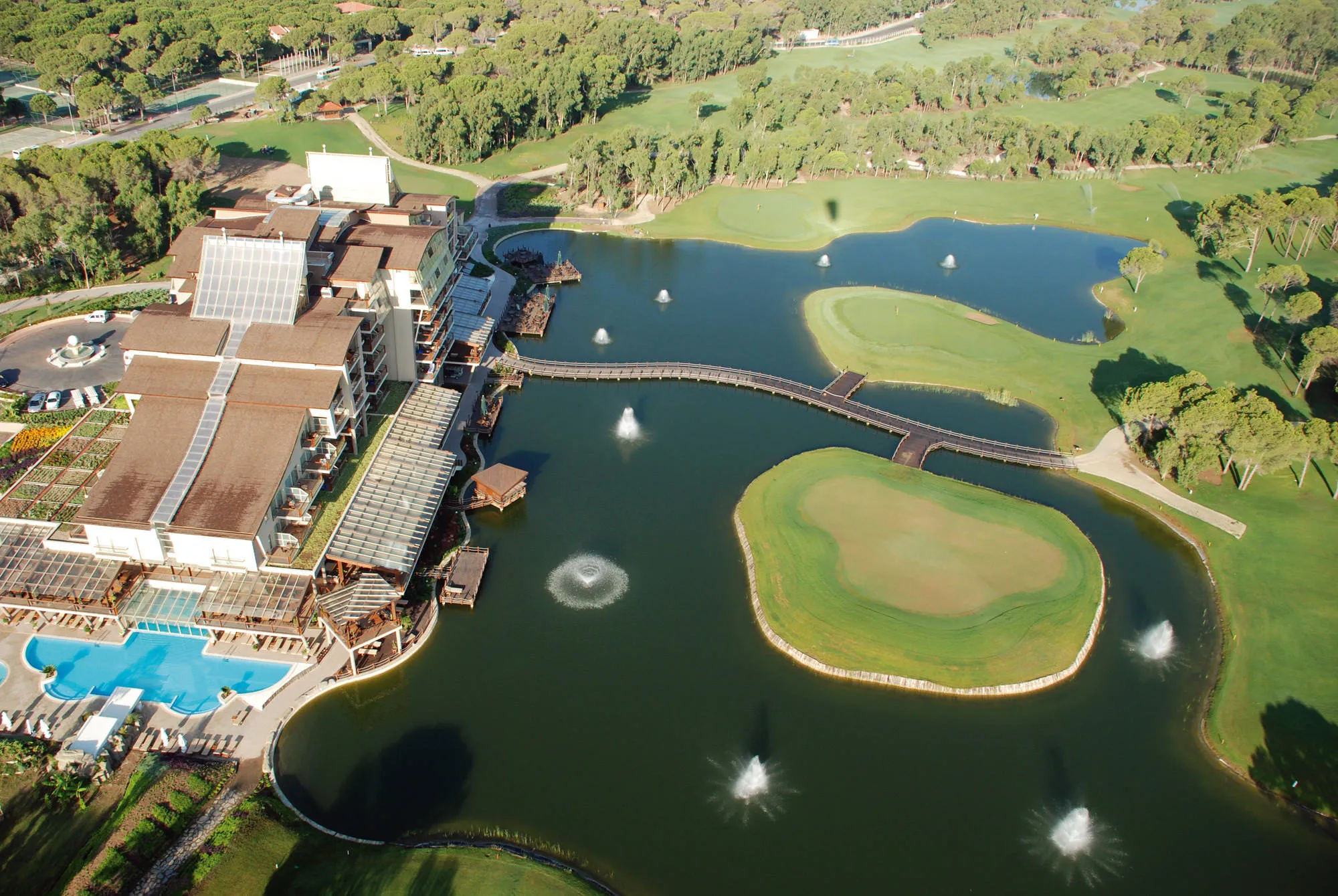 Luftaufnahme des Sueno Golf Hotels mit Inselgrün