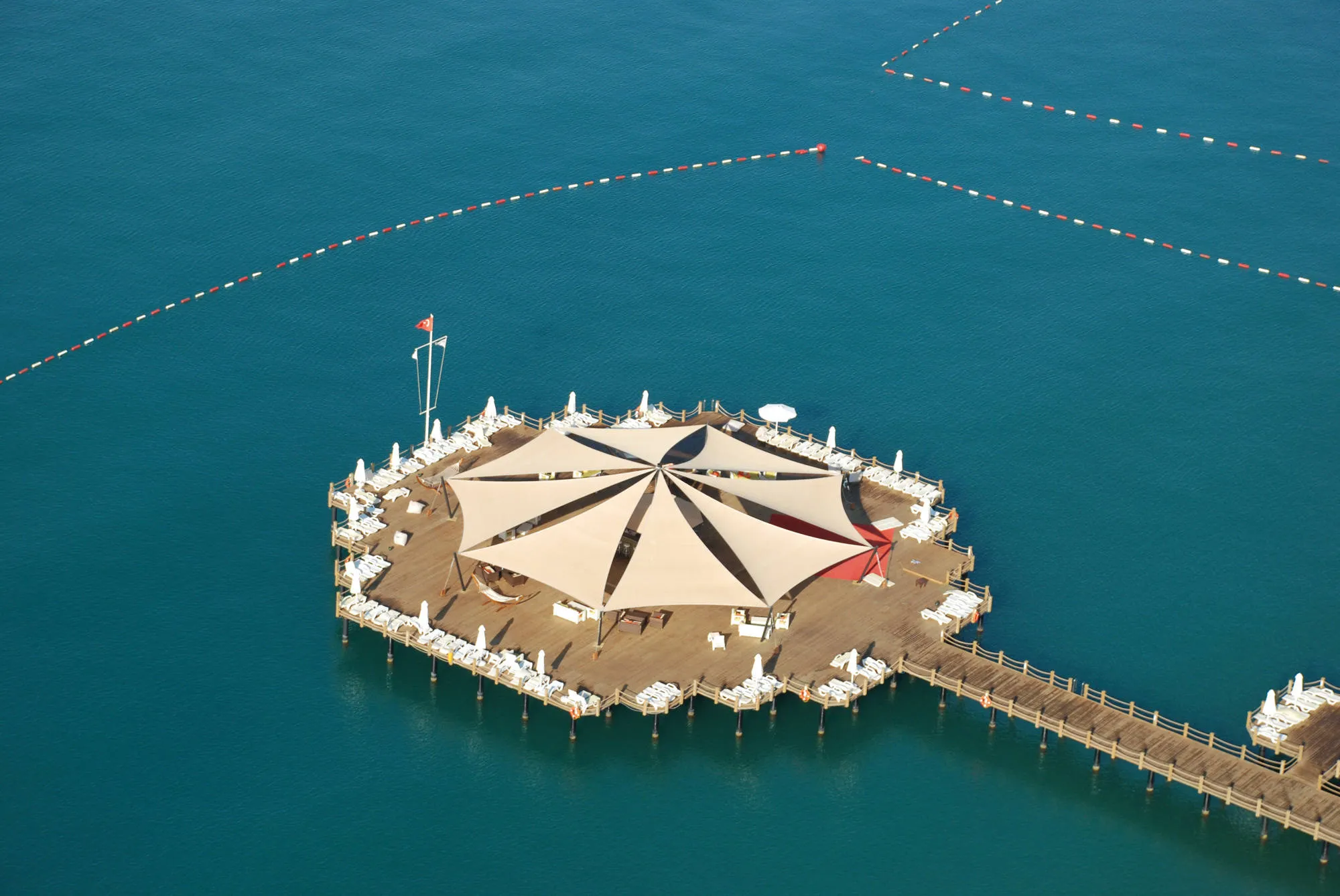 Strandpavillon auf einem Steg im Meer