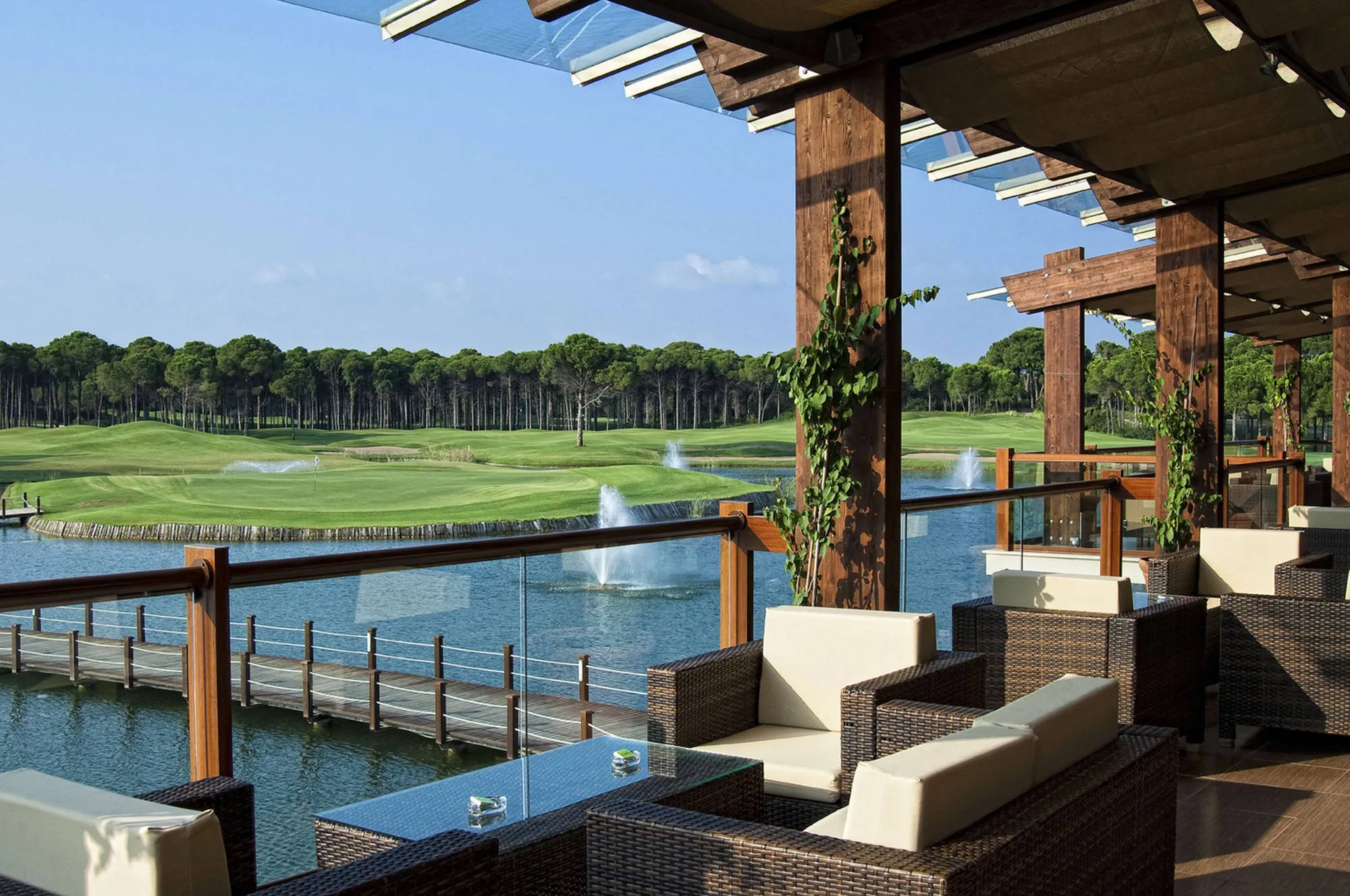 Terrasse mit Blick auf den Golfplatz