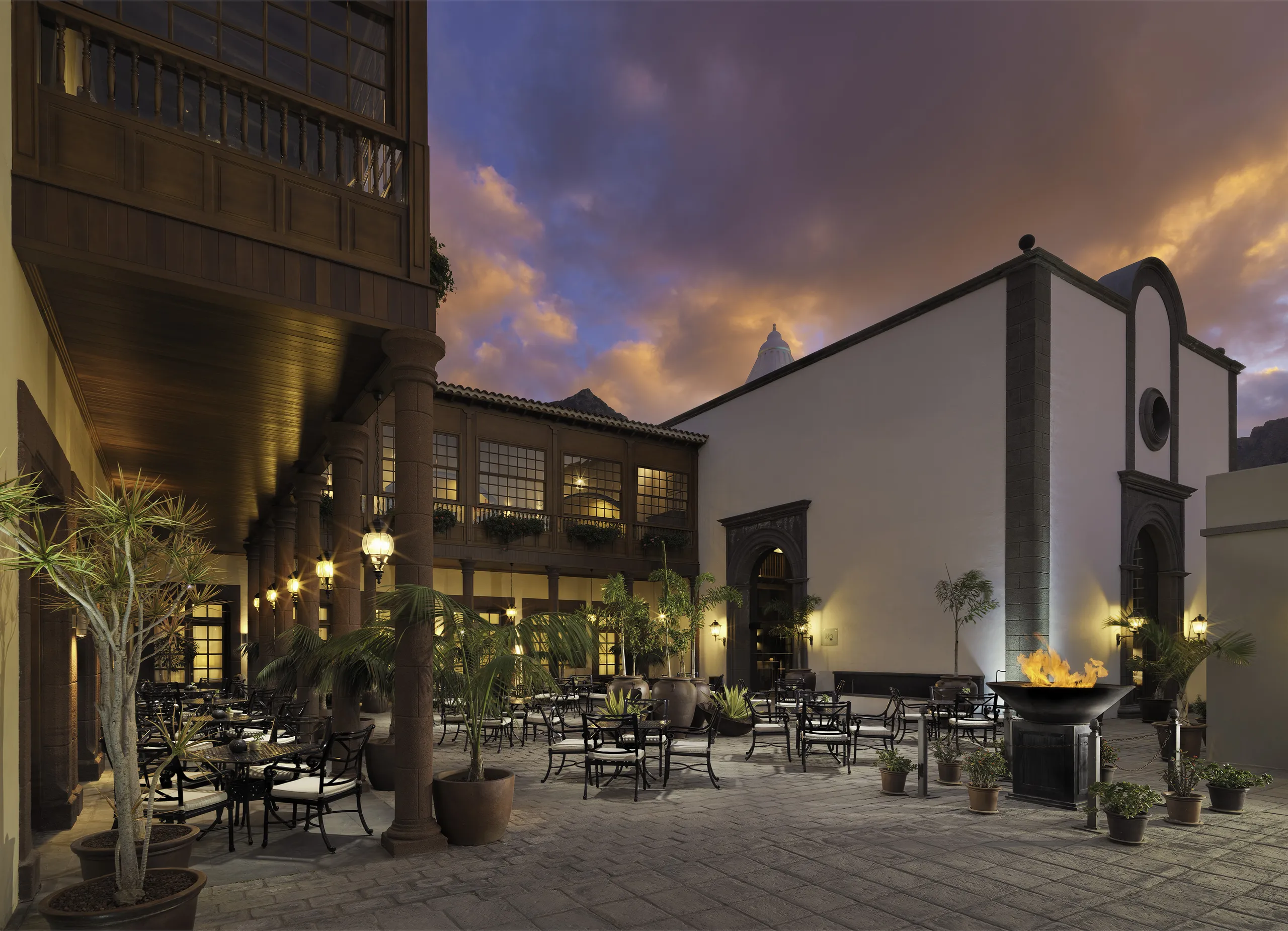 Innenhof des Meliá Hacienda del Conde in der Abenddämmerung