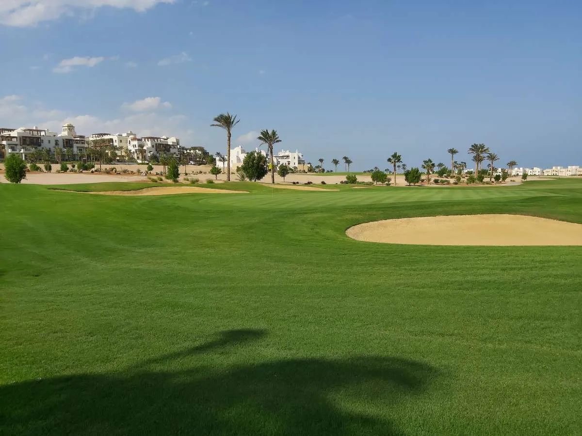 Ancient Sands Golf Club – Fairway mit Bunker