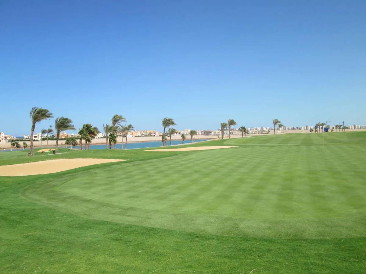Ancient Sands Golf Club – breites Fairway
