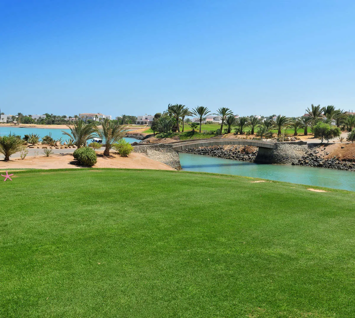 Ancient Sands Golf Club – Grün an der Lagune