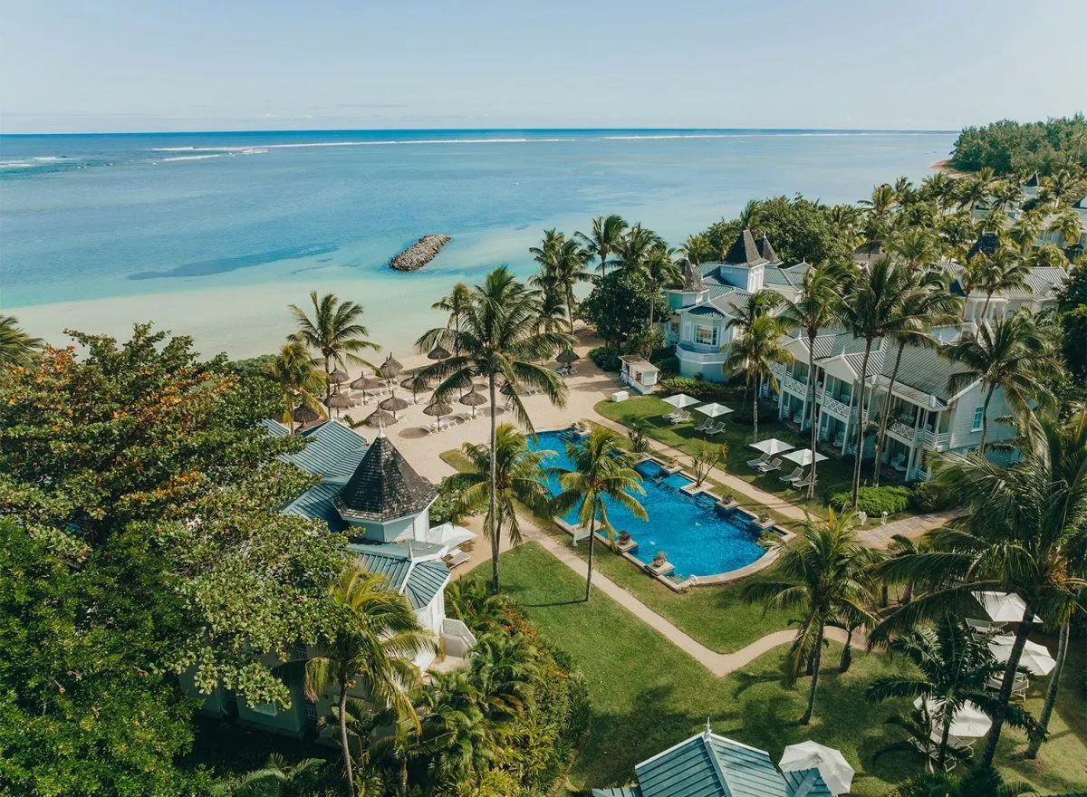 Heritage Awali Resort mit Pool und Strand aus der Luft