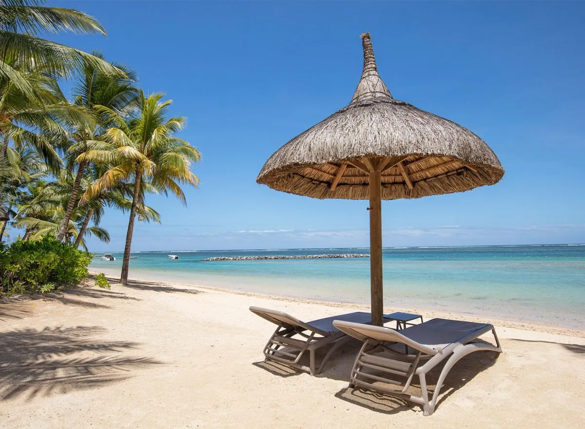 Strand mit Sonnenschirm auf Mauritius