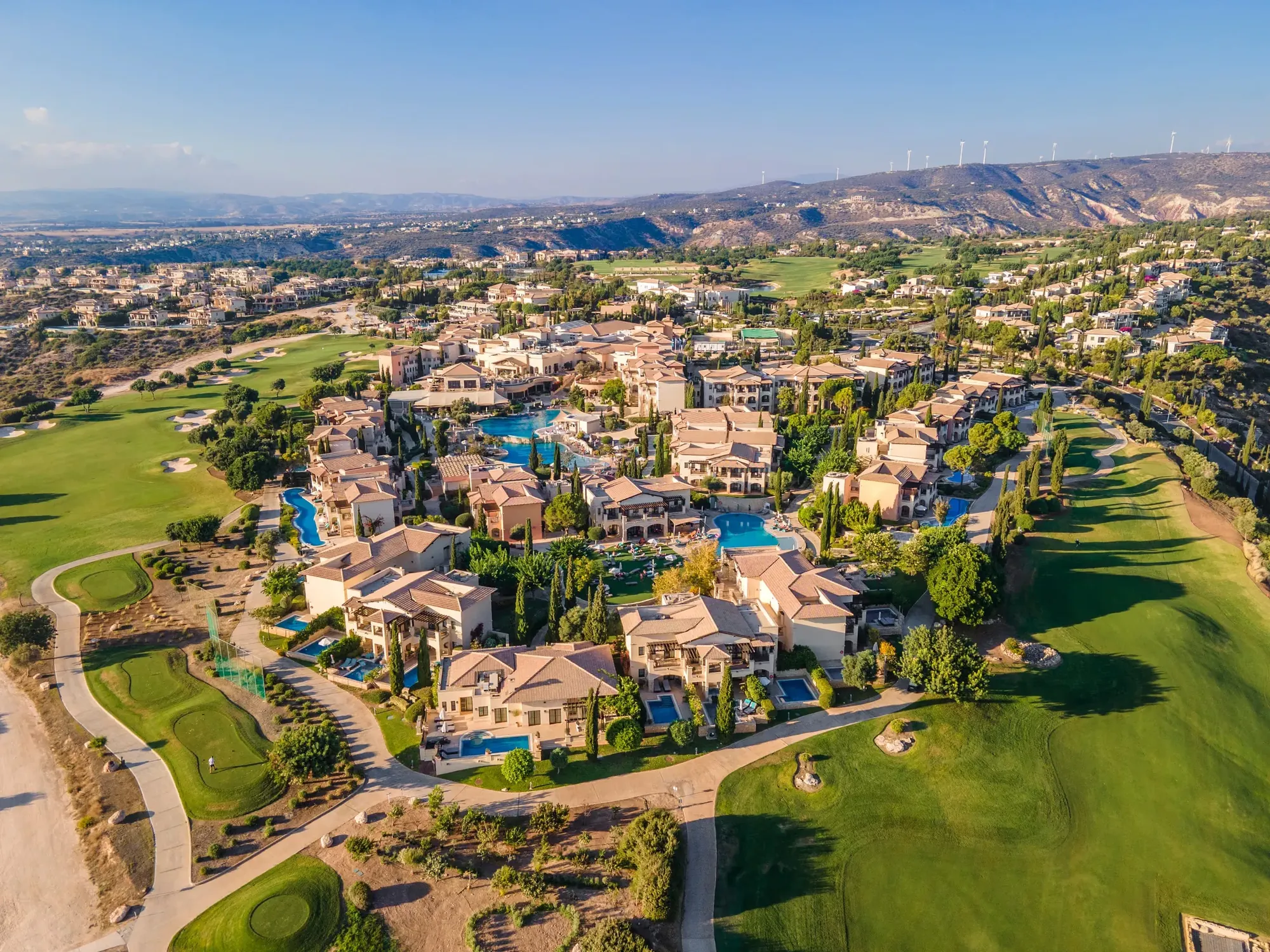 Aphrodite Hills Resort mit Hotel, Villen und Golfplatz aus der Luft