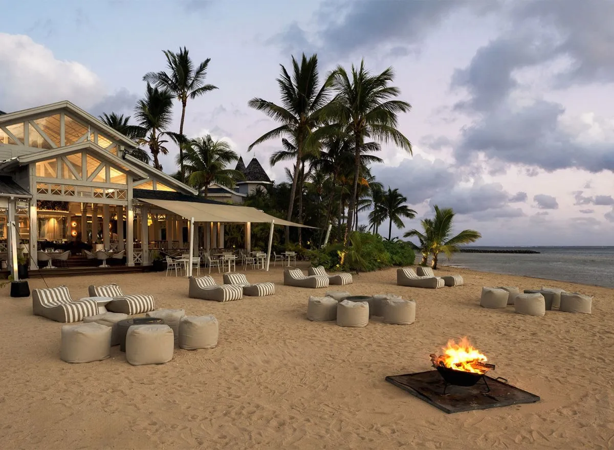 Strandlounge mit Feuerstelle am Abend