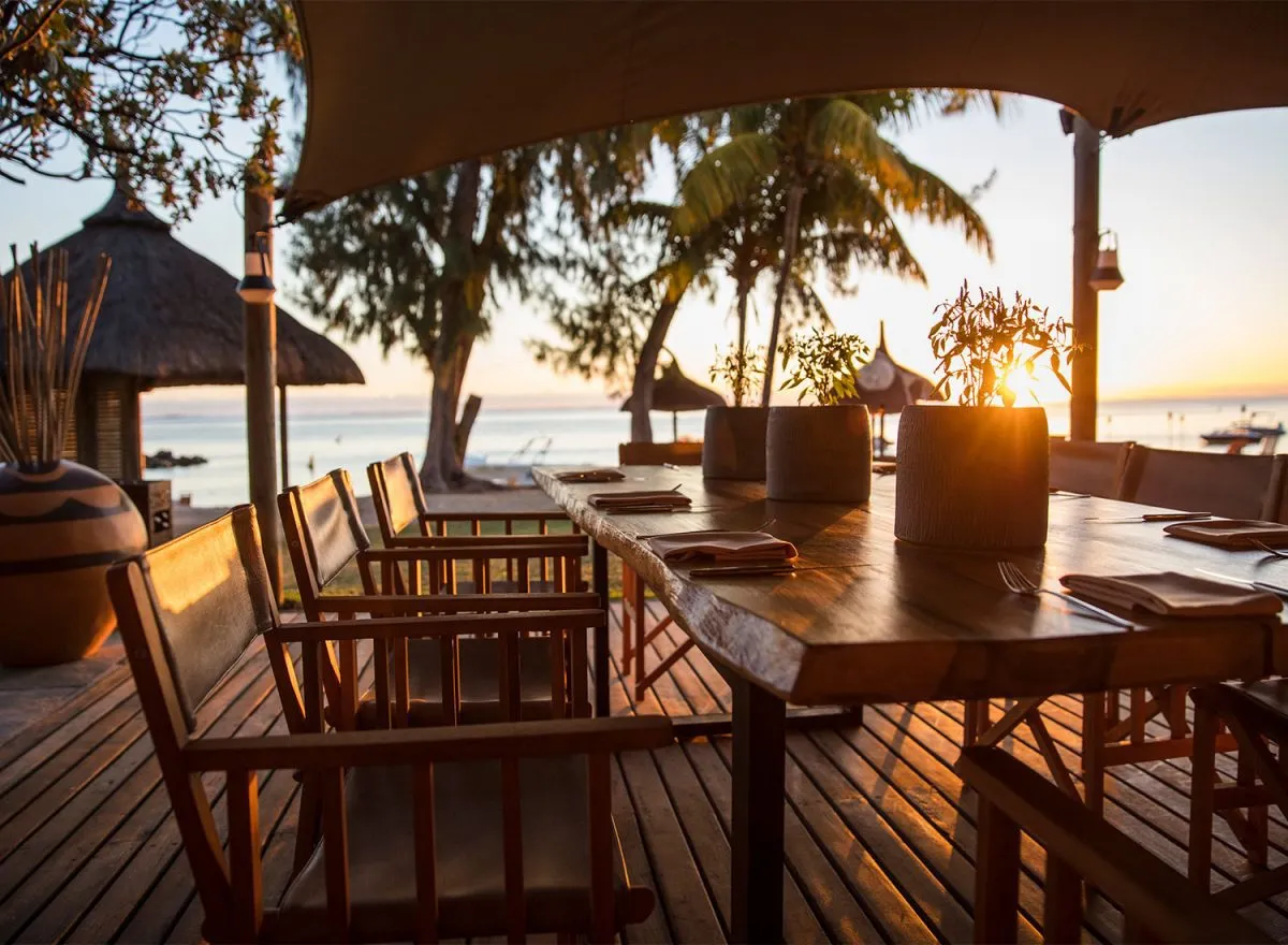 Restaurantterrasse mit Meerblick bei Sonnenuntergang