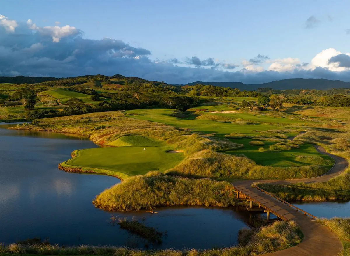 Golfplatz mit Seen aus der Luft