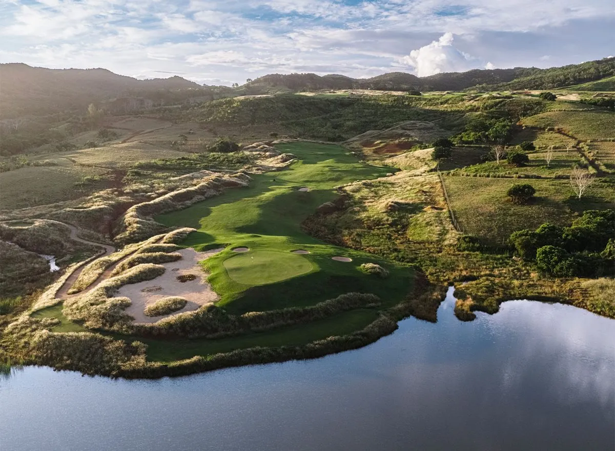 Golfplatz des Heritage Golf Club auf Mauritius mit Seen und Bergkulisse