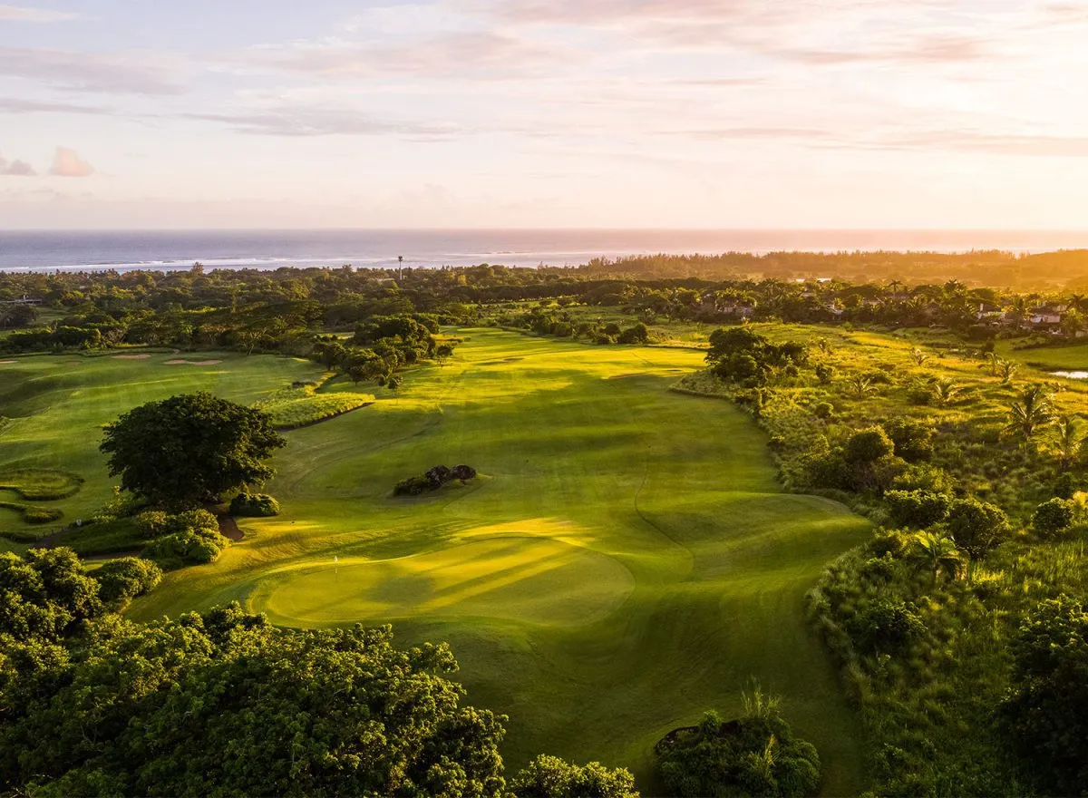 Golfplatz aus der Luft im Abendlicht