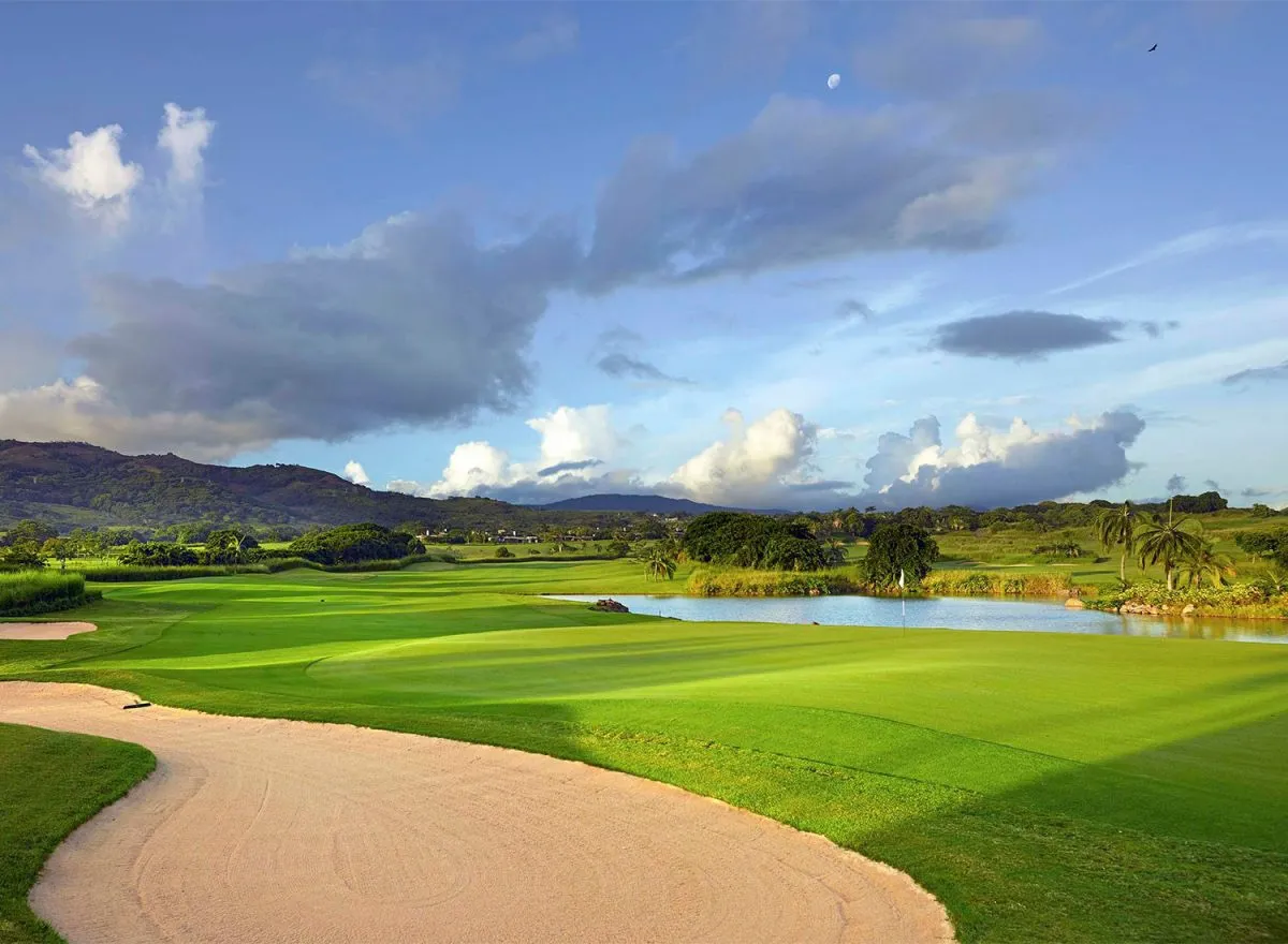 Fairway mit Bunker vor Bergkulisse