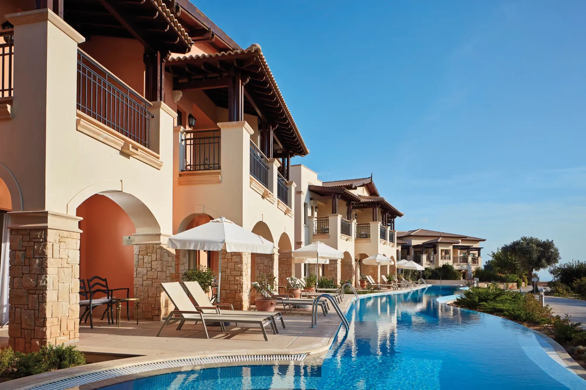 Hotelzimmer mit Terrasse direkt am Pool