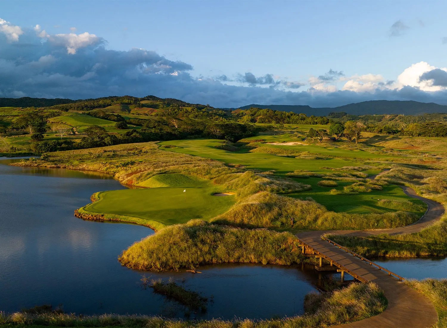 Golfplatz mit Wasserflächen auf Mauritius aus der Luft