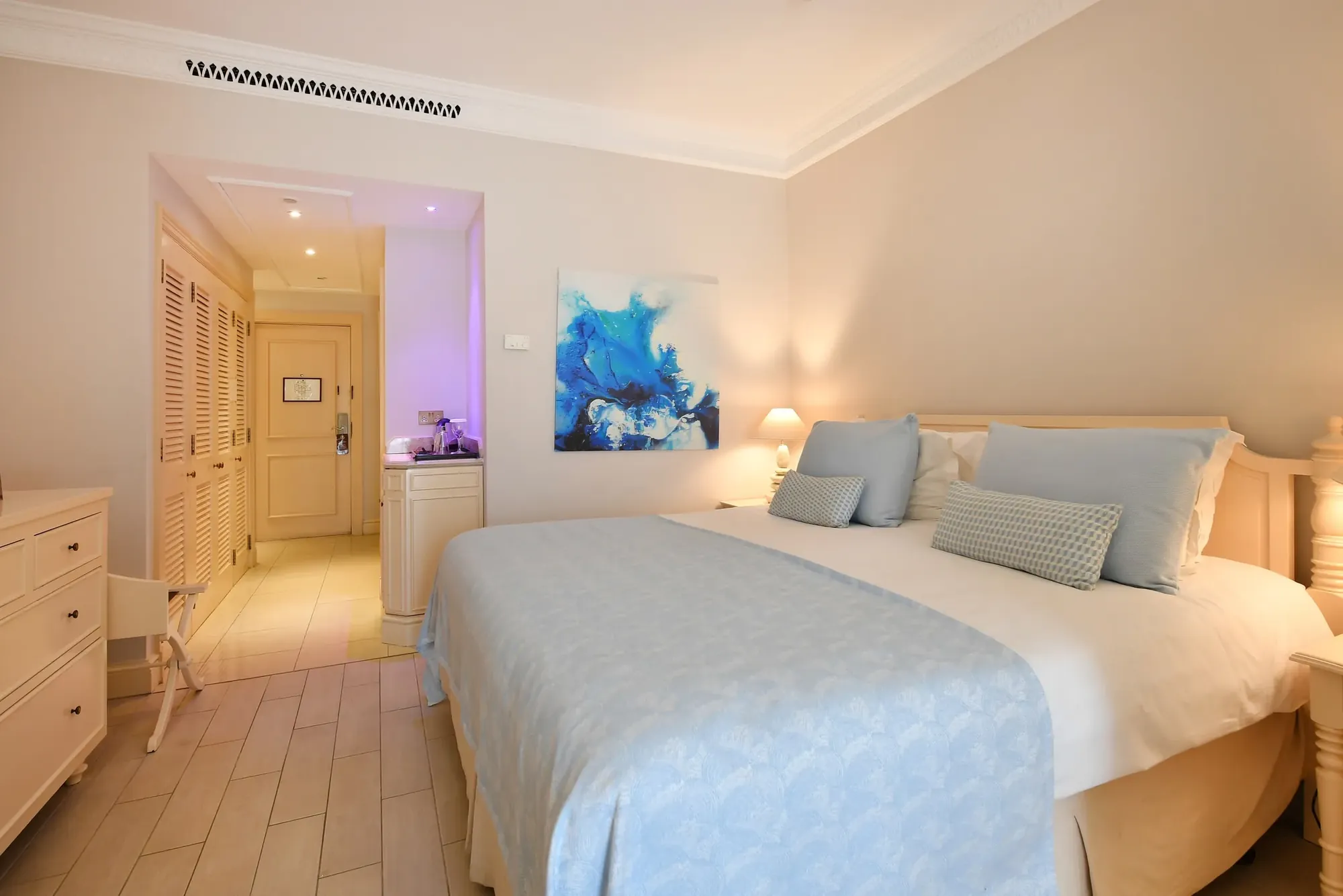 Helles Hotelzimmer mit Doppelbett
