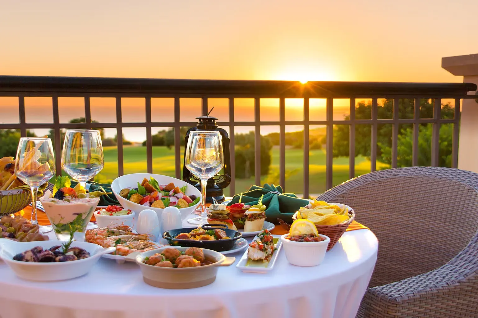 Gedeckter Tisch auf der Terrasse bei Sonnenuntergang