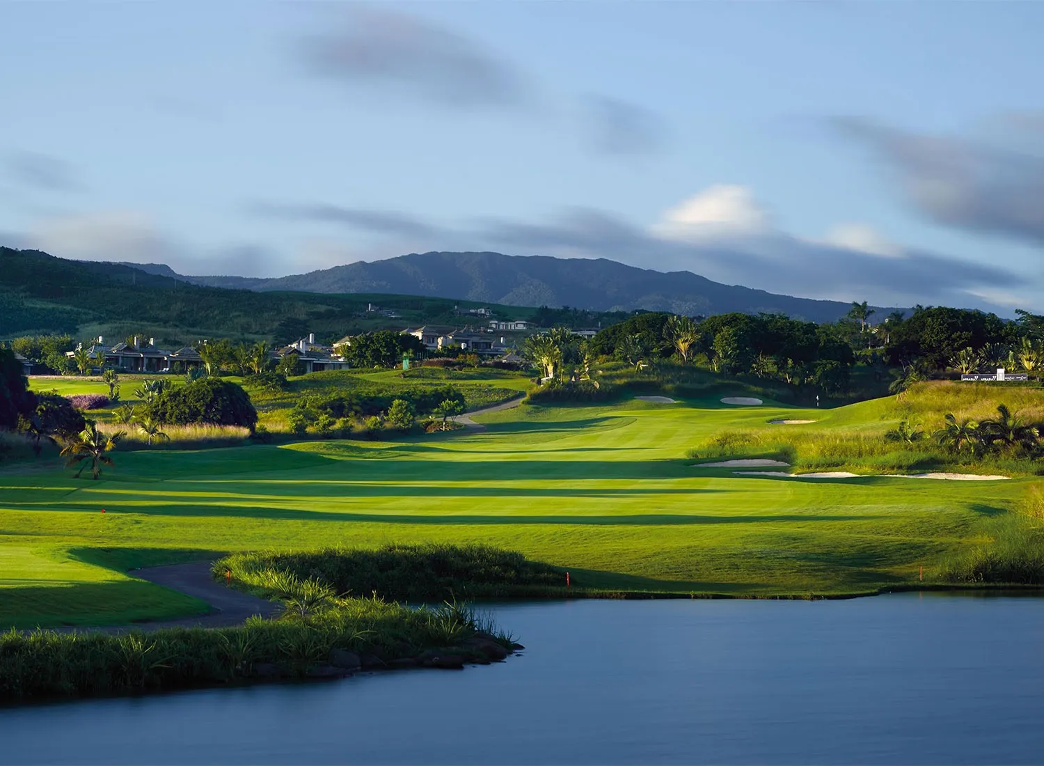Fairway vor den Bergen von Mauritius