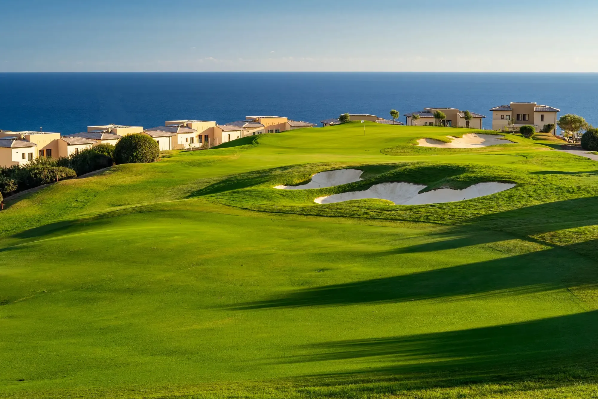 Fairway mit Bunkern und Blick auf das Mittelmeer