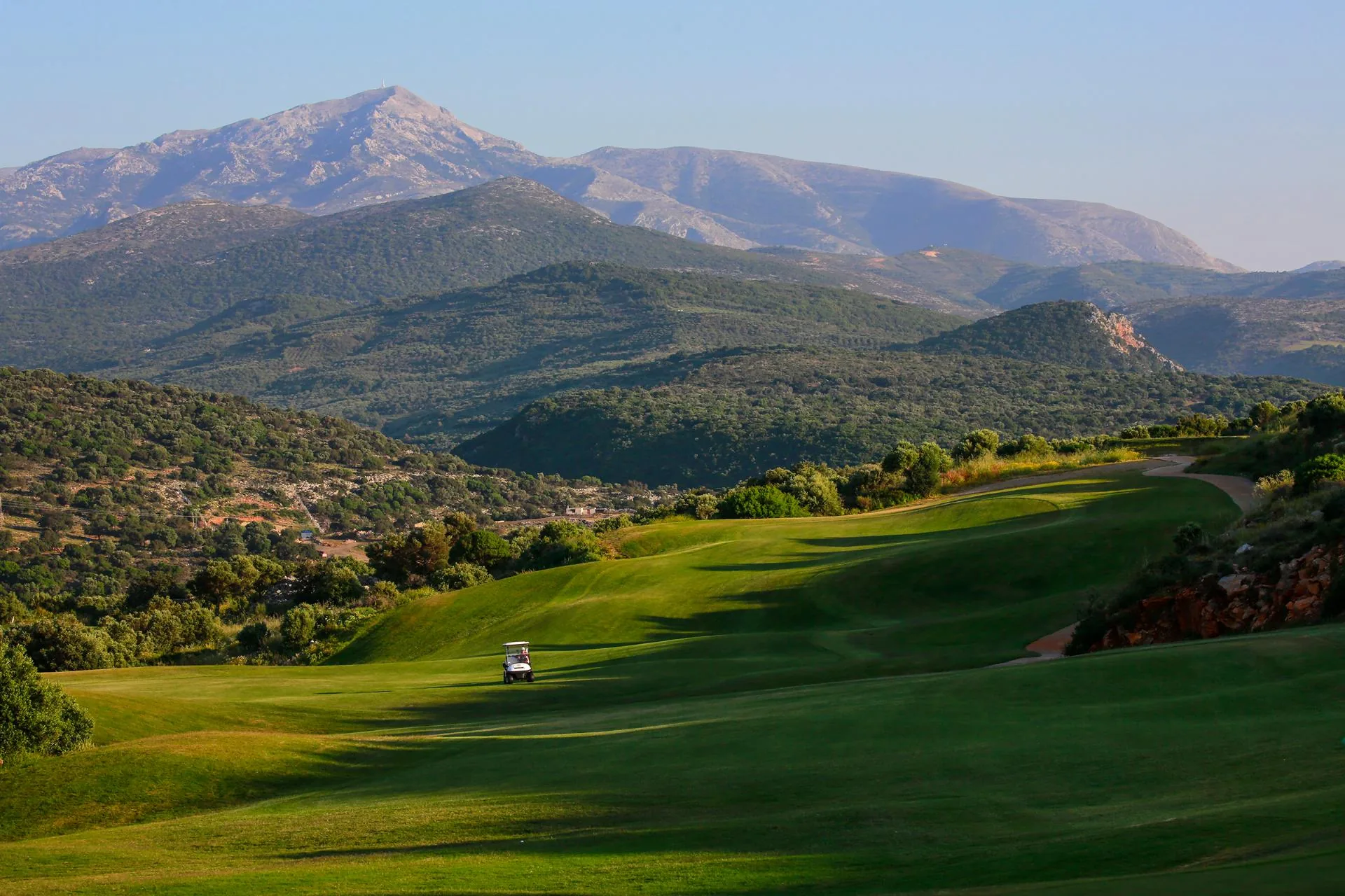Fairway mit Golfcart vor den Bergen Kretas