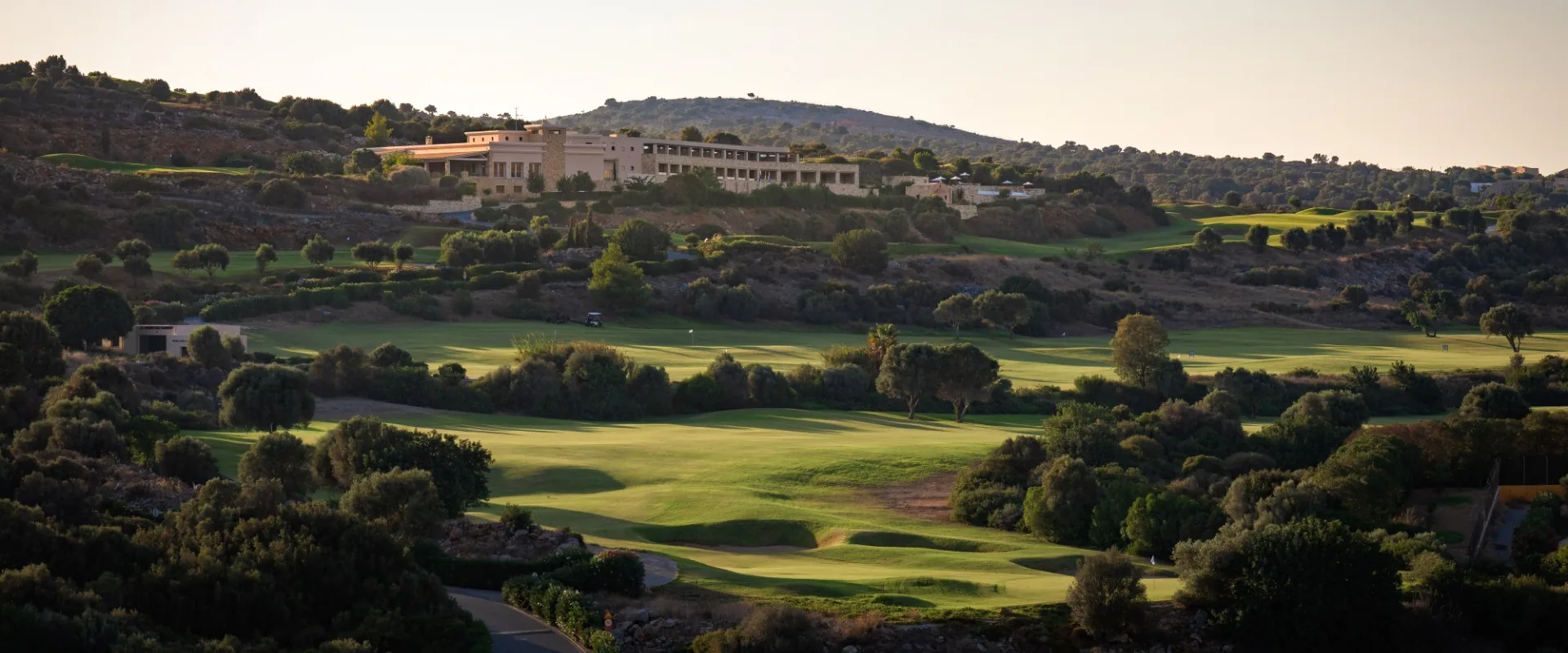 Die Anlage des Crete Golf Club auf einem Hügel über den Fairways im Abendlicht