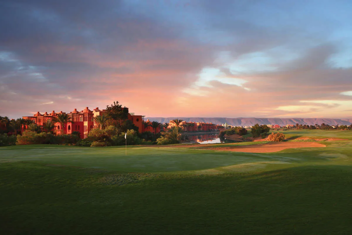 Golfplatz El Gouna im Abendlicht vor dem Resort