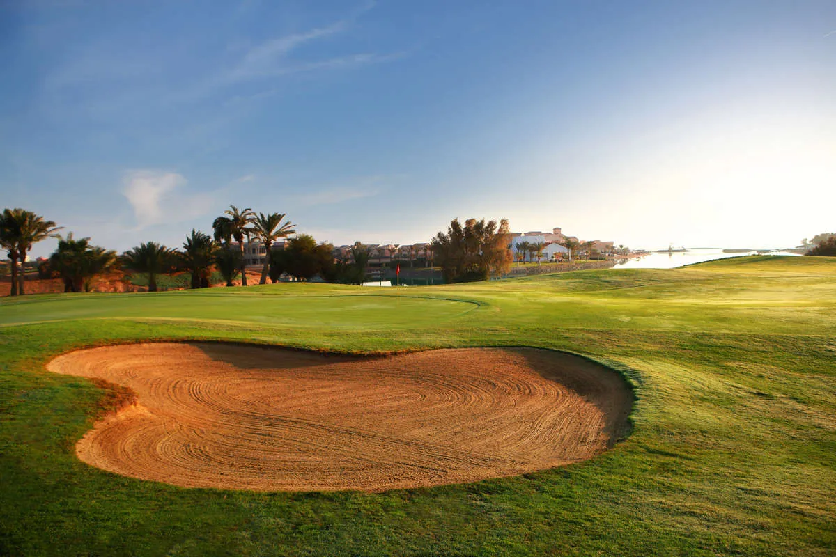 Großer Sandbunker am Grün in El Gouna