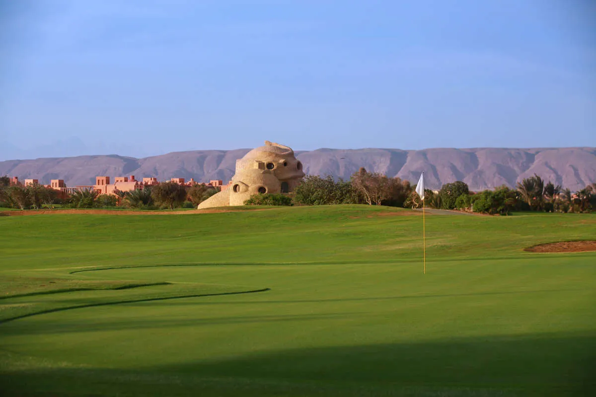 Kuppelbau am Rand des Golfplatzes El Gouna