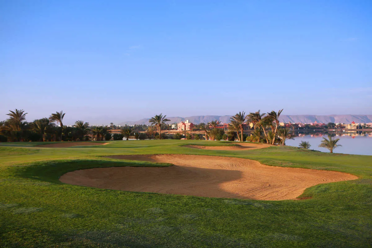 Fairway mit Bunker in El Gouna