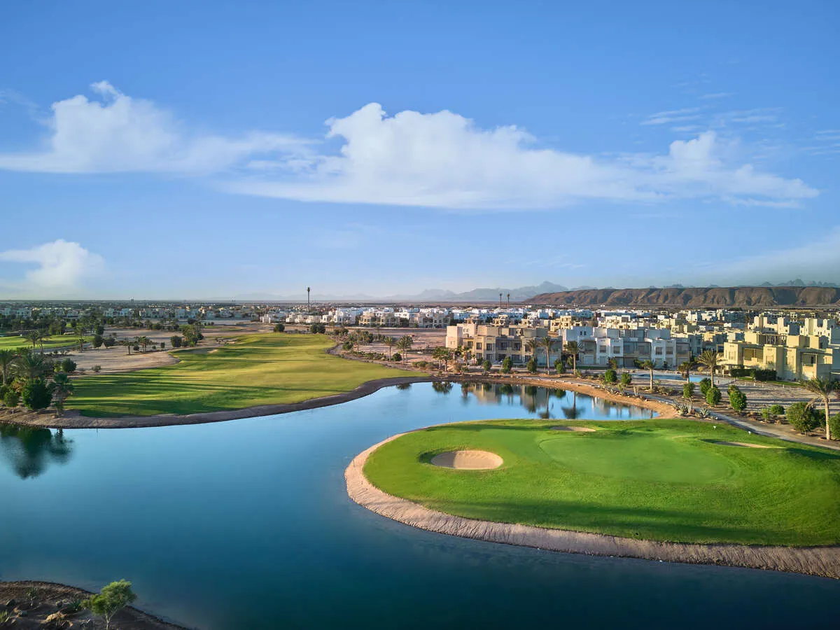 Golfplatz El Gouna mit Lagune und Resortanlage