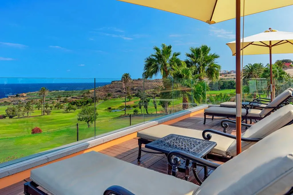 Sonnenterrasse des Meliá Hacienda del Conde mit Blick auf Golfplatz und Meer