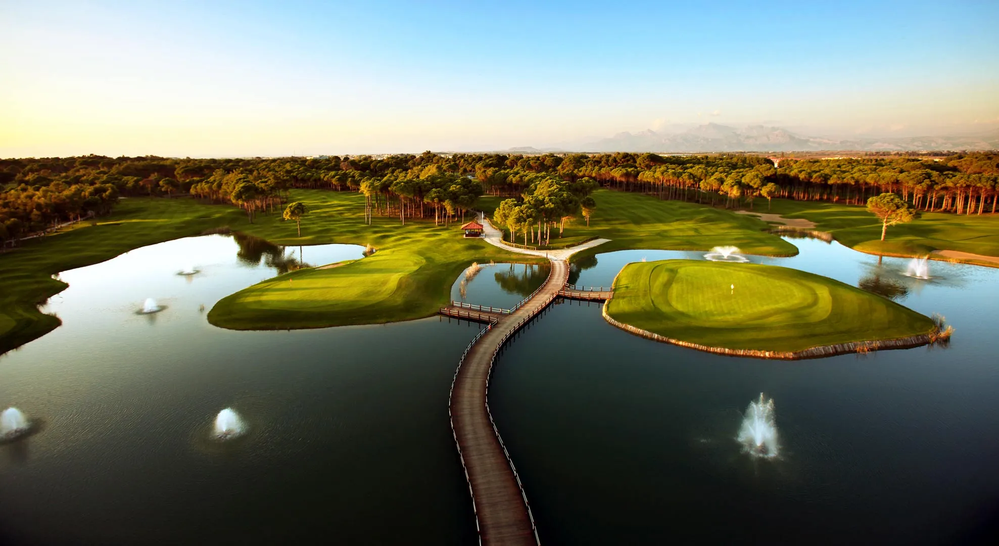 Inselgrün auf dem Sueno Golfplatz im Abendlicht