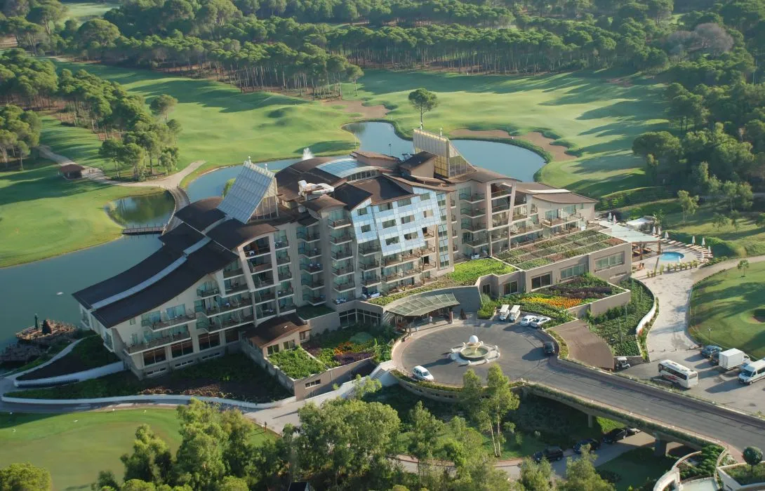 Sueno Golf Hotel Belek – Außenansicht mit Golfplatz